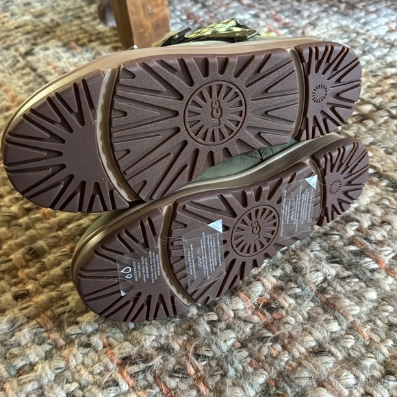 UGG Classic Weather Hiker - Burnt Olive - Picture 3 of 3